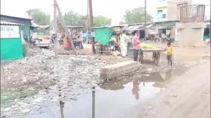 निवाड़ी: रेलवे स्टेशन पर ओवरब्रिज निर्माण से पानी निकासी बंद, सड़क पर फैला नाली का पानी