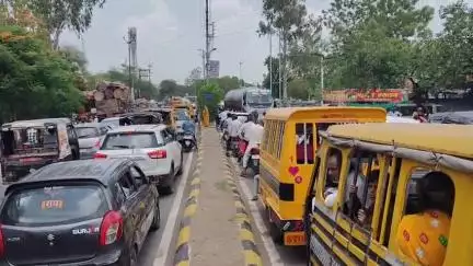 मंदसौर: मंदसौर शहर में बिगड़ती यातायात व्यवस्था से परेशान लोगों ने सुधार की मांग की, जगह-जगह लगता है जाम