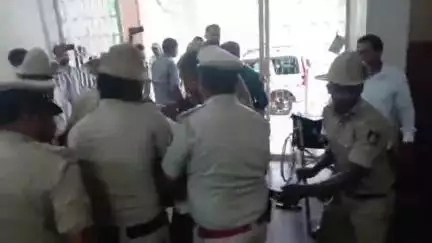 ತುಮಕೂರು: ಜಿಲ್ಲಾಧಿಕಾರಿ ಕಚೇರಿ ಒಳಗೆ ಉಪವಾಸ ನಿರತ ಮಾಜಿ ಸಚಿವ ಸೊಗಡು ಶಿವಣ್ಣ ಆರೋಗ್ಯದಲ್ಲಿ ಏರುಪೇರು, ಬಲವಂತವಾಗಿ ಆಸ್ಪತ್ರೆಗೆ ಕರೆದೊಯ್ದ ಪೊಲೀಸರು