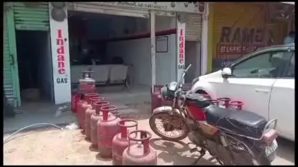హుజూరాబాద్: సింగపూర్ గ్రామ శివారులో గ్యాస్ సిలిండర్ల ట్రాలీని ఢీకొన్న ఆయిల్ ట్యాంకర్ రోడ్డుపై  పడిన సిలిండర్లు తప్పిన పెను ప్రమాదం