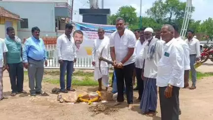 ಸವದತ್ತಿ: ಚಿಕ್ಕುಂಬಿ ಗ್ರಾಮದಲ್ಲಿ ಸಿಸಿ ರಸ್ತೆ ನಿರ್ಮಾಣ ಕಾಮಗಾರಿಗೆ ಶಾಸಕ ವಿಶ್ವಾಸ ವೈದ್ಯ ಚಾಲನೆ