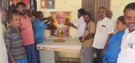 அயிரவன்பட்டியில் கலைஞரின் 102 வது பிறந்தநாள் விழா முன்னாள் யூனியன் சேர்மன் ரமேஷ் மாலை அணிவித்து மரியாதை