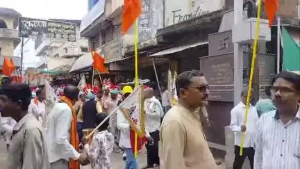 मुंगेली: अंतरराष्ट्रीय श्री शिव महापुराण कथा वाचक गिरी बापू द्वारा कथा प्रारंभ से पूर्व शहर में निकाली गई भव्य कलश यात्रा