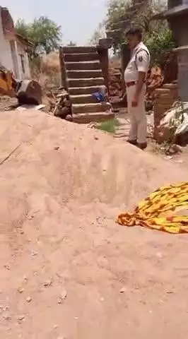 ग्राम पंचायत गातापार में तोड़े गए अवैध कब्जा राजस्व विभाग व पुलिस विभाग की टीम के सहयोग से हटाया गया कब्जा फिर एक आदमी ब