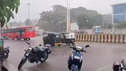 ಚಿತ್ರದುರ್ಗ: ನಗರದಲ್ಲಿ ಸುರಿದ ಮಳೆಗೆ ವಾಹನ ಸವಾರರು ಹೈರಾಣು