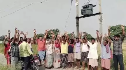 जखनिया: भीखमपुर में 15 दिनों से जले ट्रांसफार्मर से 60 घरों की बिजली हुई गुल, नाराज ग्रामीणों ने किया विरोध प्रदर्शन #jansamasya