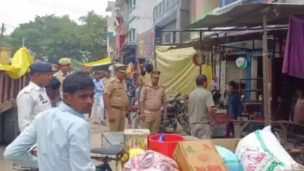 महाराजगंज: घुघली कस्बे में अतिक्रमण हटाने और यातायात व्यवस्था सुधारने के लिए चलाया गया अभियान