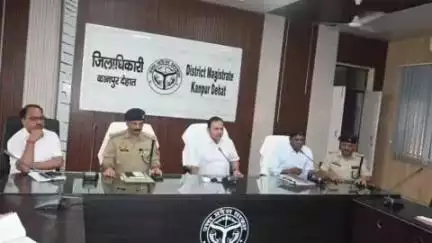 अकबरपुर: माती कलेक्ट्रेट सभागार में DM एवं SP ने आगामी त्योहारों के दृष्टिगत वीडियो कॉन्फ्रेंसिंग के माध्यम से की गोष्ठी