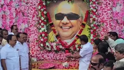 கோவை தெற்கு: கலைஞரின் 102வது பிறந்த நாள் - காந்திபுரம் பகுதியில் கலைஞரின் திருவுருவ படத்திற்கு திமுகவினர் புகழஞ்சலி செலுத்தினர்
