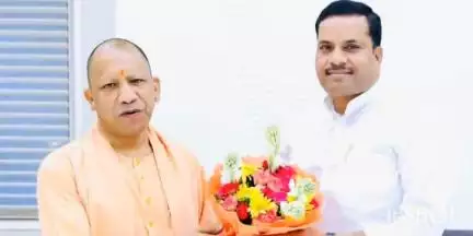 बागपत: शुगर मिल बागपत के सभापति ठाकुर प्रदीप सिंह ने लखनऊ में CM योगी को बुके भेंट कर विकास कार्य कराने की दी जानकारी