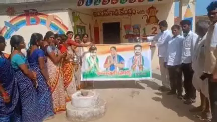 ఖానాపూర్: అంగన్వాడి టీచర్ల పదవీ విరమణ వయసు పెంచడం పట్ల హర్షం వ్యక్తం చేస్తూ సీఎం చిత్రపటానికి పాలాభిషేకం చేసిన టీచర్లు