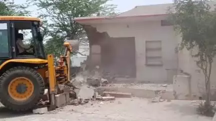 गिर्वा: तितरड़ी क्षेत्र में UDA ने स्वीकृत सड़क मार्ग में आ रहे मकान को किया ध्वस्त, मौके पर पुलिस बल रहा मौजूद