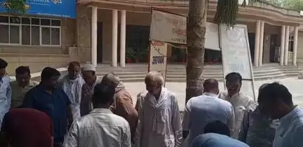 बागपत: बली गांव में जल भराव की समस्या को लेकर डीएम कार्यालय पर पहुंचे ग्रामीणों ने धरना पर्दाशन
 किया#Jansamasya