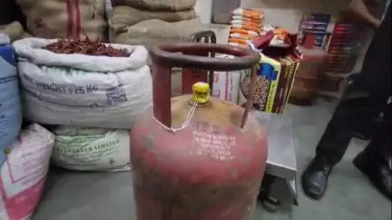 मैनपुरी: मैनपुरी में भारत गैस के सिलेंडर की घटतौली का मामला आया सामने, पीड़ित ने दी जानकारी