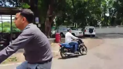 मंडला: विश्व साइकिल दिवस पर जिला योजना भवन में आयोजित जनसुनवाई में आवेदकों की समस्या सुनने साइकिल से पहुंचे ज़िला कलेक्टर