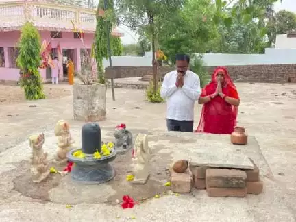 मुंगावली: विधायक ने सपरिवार बाबा भोलेनाथ और हनुमान जी मंदिर में दर्शन किए, वैवाहिक वर्षगांठ व पुत्र का जन्मदिन मनाया