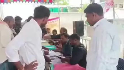 తుంగతుర్తి: తుంగతుర్తిలో భూభారతి రెవెన్యూ సదస్సులను సద్విగం చేసుకోవాలి : తుంగతుర్తి  తహసీల్దార్‌ దయానందం