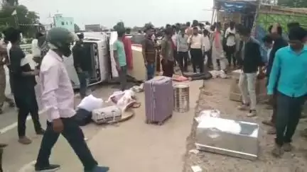 कन्नौज: मानीमऊ के मियागंज रोड के पास अज्ञात वाहन की टक्कर से लोडर पलटा, 6 लोग हुए घायल