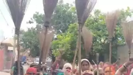 हिसार: हांसी में सफाई कर्मचारियों का प्रदर्शन, महिलाओं ने कहा- 4 महीने से वेतन नहीं मिला, काम बंद करेंगे