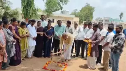 હાલોલ: નગર ખાતે 72 લાખના ખર્ચે નિર્માણ થનાર  ઢોરવાડા અને બગીચા ખાતે 1.66 કરોડના ખર્ચે થનાર વિકાસના કામોનું ખાતમુહૂર્ત યોજાયુ
