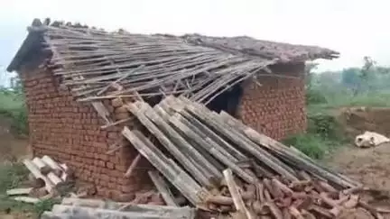 गोला: गोला वन क्षेत्र में जंगली हाथियों का उत्पात जारी, दूसरे दिन भी एक व्यक्ति के मकान को पहुंचाया नुकसान