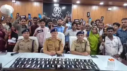 भिनगा: 20 लाख रुपए कीमत के 100 गुमशुदा मोबाइल फोन बरामद कर एसपी ऑफिस भिनगा में स्वामियों को सुपुर्द किया गया
