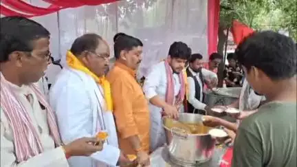 नवाबगंज: बाराबंकी में इलेक्ट्रॉनिक मीडिया द्वारा आयोजित विशाल भंडारे में पहुंचे पूर्व कैबिनेट मंत्री