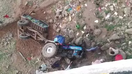 सुठालिया: सुठालिया में रेत से भरा ट्रैक्टर-ट्रॉली पुल से गिरा, चालक की दबने से मौत