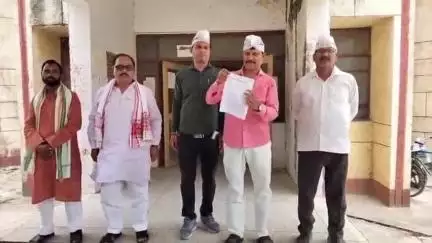 मऊ: कलेक्ट्रेट परिसर में आजाद अधिकार सेना के लोगों ने भाजपा नेताओं की अश्लील वीडियो वायरल होने पर सौंपा ज्ञापन