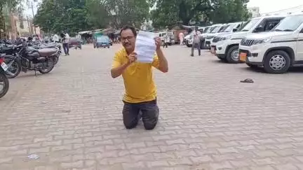 छतरपुर नगर: छतरपुर: नगरपालिका की कार्यप्रणाली से परेशान व्यापारी ने घुटने के बल बैठकर की अनोखी शिकायत