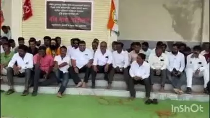 तुळजापूर: शहरातील जुने बसस्थानकासमोर महाविकास आघाडीकडून बोंबमारो आंदोलन