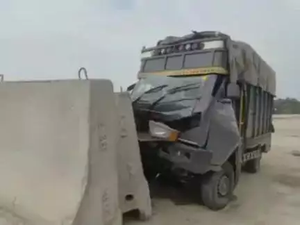 लंभुआ: बीती देर रात वाराणसी फोरलेन पर मिनी ट्रक निर्माणाधीन आरओबी पर रखे बोल्डर से टकराई, चालक-खलासी घायल