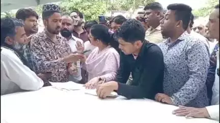 सवाई माधोपुर: सवाई माधोपुर के अंसारी मोहल्ले में पेड़ की टहनी गिरने से युवक की मौत, परिजनों ने सहायता राशि की की मांग