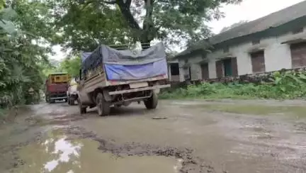 টেঙাখাত: দুলীয়াজানৰ মাধৱপুৰত পথৰ দুৰৱস্থাৰ বাবে সমস্যাত সহস্ৰাধিক ৰাইজ, কাণসাৰ নাই জনপ্ৰতিনিধিৰ #jansamasya