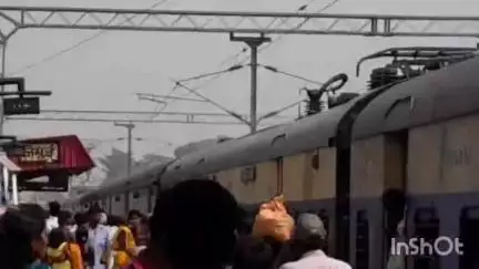 जमुई: जमुई रेलवे स्टेशन पर बड़ा हादसा टला, पटना-जसीडीह मेमू ट्रेन बर्निंग होने से बची, लगी आग