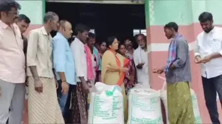 చెన్నైకొత్తపల్లి మండల కేంద్రంలో వేరుశనగ గోదామును పరిశీలించి విత్తన నాణ్యతను పరిశీలించిన రాప్తాడు ఎమ్మెల్యే పరిటాల సునీత