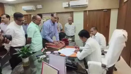 सुपौल: सुपौल समाहरणालय में सावन कुमार ने नए जिलाधिकारी के रूप में पदभार ग्रहण किया