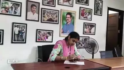 4 నాచేపట్టినవెన్నుపోటుదినంకార్యక్రమాన్ని విజయవంతంచేయాలిపార్టీశ్రేణులకువైసిపికాకినాడ నగర అధ్యక్షురాలు సుంకర శివ ప్రసన్న