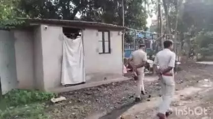 বনগাঁ: গোপালনগর এলাকার দশ মাইল যে নাকা পয়েন্টে গতকাল নিজের মাথায় গুলি চালিয়ে আত্মহত্যার চেষ্টা কনস্টেবল  ঘরটিকে বন্ধ রাখা হয়
