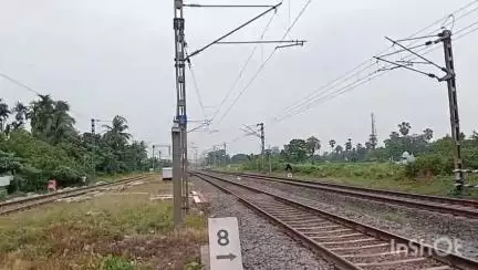 চুঁচুড়া-মগরা: উচ্ছেদ নিয়ে রেল পুলিশের সঙ্গে বৈঠক করলেন বিধায়ক এমনি ছবি বাঁশবেরিয়ায়