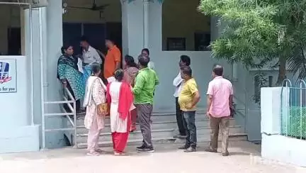 চুঁচুড়া-মগরা: 2 মহিলা পুলিশ কর্মীকে সিঁদুর পরিয়ে দেওয়ার অভিযোগ BJP-র মহিলা কর্মীদের বিরুদ্ধে, 6 BJP কর্মীকে নোটিশ ধরাল চুঁচুড়া থানা