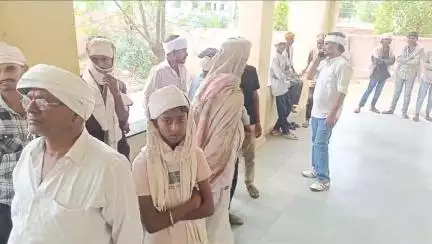 डूंगरपुर: खेरवाड़ा थाना क्षेत्र के लकोड़ा गांव में आम तोड़ते समय छत से गिरकर घायल महिला की इलाज के दौरान हुई मौत