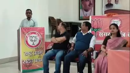 पिथौरागढ़: उत्तराखंड सरकार में दर्जा मंत्री खेल विकास विभाग हेमराज बिष्ट का भाजपा कार्यालय पिथौरागढ़ में किया गया स्वागत