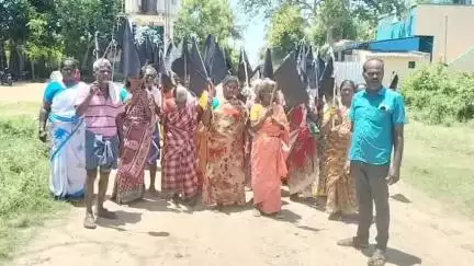 செய்யூர்: அம்மணம்பாக்கம் கிராமத்தில் 20 ஆண்டுகளாக சீரமைக்கப்படாத சாலை, கருப்புக் கொடி ஏந்தி மக்கள் ஆர்ப்பாட்டம் #localissue