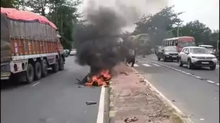 कसिया: कुशीनगर में झुगवा फोरलेन कट के पास एक सड़क हादसे में तीन युवक गंभीर, बाइक जली, पुलिसकर्मियों ने बुझाई आग