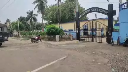 নাকাশিপাড়া: এলাকায় চিৎকার-চেঁচামেচি এবং অশ্লীল  ভাষা ব্যবহার করায় দুই জনকে নতুন গোটপাড়া থেকে গ্রেফতার করে আদালতে পাঠালো পুলিশ