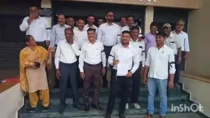 વિજાપુર: દિવાળીપુરા કોર્ટમાં પોલીસ અને વકીલના ઘર્ષણ મુદ્દે શહેરમાં વિજાપુર બાર એસોસિયેશન દ્વારા કાળી પટ્ટી બાંધી વિરોધ દર્શાવ્યો