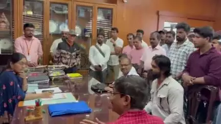 ಕಾರವಾರ: ಗೋ ಹತ್ಯೆ ಹಾಗೂ ಸಾಗಾಟ ತಡೆಗೆ ನಗರದಲ್ಲಿ ಬಜರಂಗದಳ ಸಂಘಟನೆಯಿಂದ ಜಿಲ್ಲಾಧಿಕಾರಿಗೆ ಮನವಿ