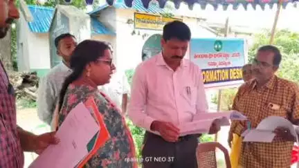 బూర్గంపహాడ్: రెడ్డిపాలెం గ్రామంలో భూభారతి చట్టం రెవెన్యూ సదస్సు కార్యక్రమాన్ని ఆకస్మికంగా తనకి చేసిన భద్రాచలం ఆర్డీవో