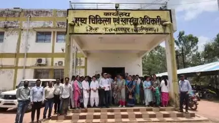 नारायणपुर: CR रिपोर्ट में पारदर्शिता की मांग को लेकर NHM कर्मचारियों ने CMHO ऑफिस का किया घेराव, आश्वासन मिलने पर लौटे
